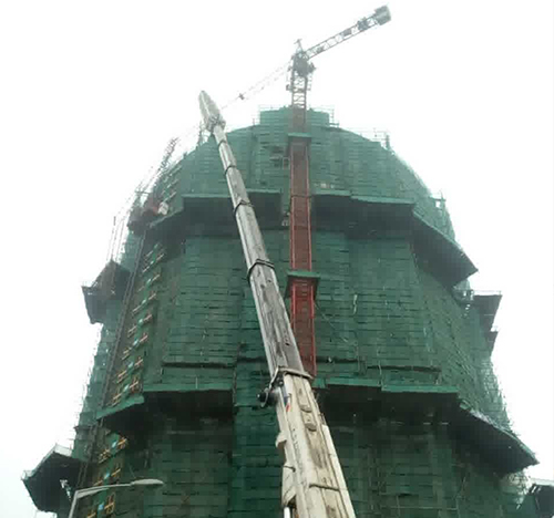 汤原吊车在工地上作业